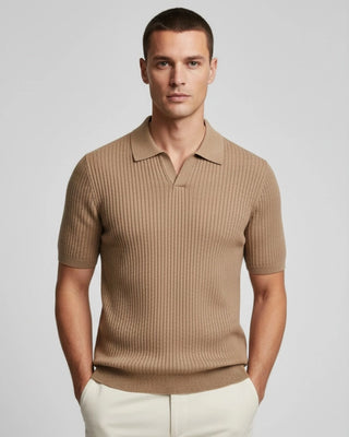 Polo col V coton 100% taupe - Détail texture architecturale côtelée
