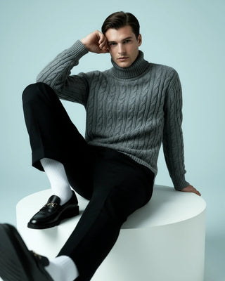 Pull col roulé gris clair en cahemire